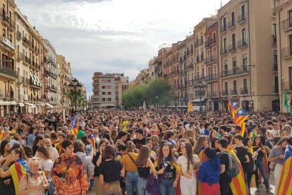 Miles de personas se concentran delante de los Ayuntamientos de Tarragona y Reus por la huelga del 18-O