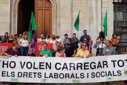 Miles de personas se concentran delante de los Ayuntamientos de Tarragona y Reus por la huelga del 18-O