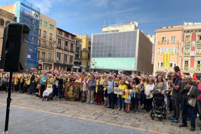 Miles de personas se concentran delante de los Ayuntamientos de Tarragona y Reus por la huelga del 18-O