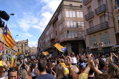 Miles de personas se concentran delante de los Ayuntamientos de Tarragona y Reus por la huelga del 18-O
