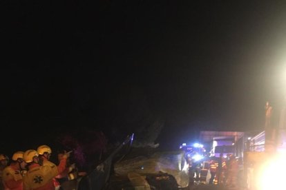 Un mort en l'accident del camió que ha perdut la càrrega a l'AP-7 a Altafulla