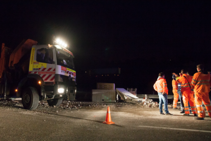 Mor una dona de 60 anys en l'accident del camió que ha perdut la càrrega a l'AP-7 a Altafulla