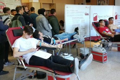 Maratón de donación de sangre en el Instituto Comte de Rius de Tarragona