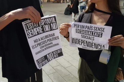 Unas 200 personas en Corsini participan en una «empapelada popular»