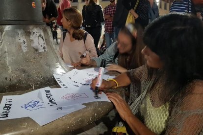 Unas 200 personas en Corsini participan en una «empapelada popular»