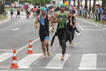 Àlex Llaveria i Isabel Gómez es coronen en el Triatló de Cambrils