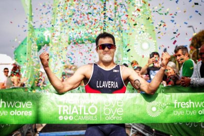 Àlex Llaveria i Isabel Gómez es coronen en el Triatló de Cambrils