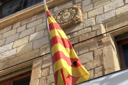 El consistori de Montblanc ha col·locat la bandera a mitja asta amb un crespó negre.