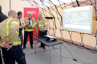 Plano general de la reunión de coordinación de los bomberos al incendio del Perelló.