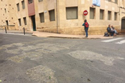 Els carrers de la Part Alta de Tarragona s'omplen de pintades independentistes