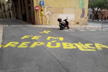 Els carrers de la Part Alta de Tarragona s'omplen de pintades independentistes