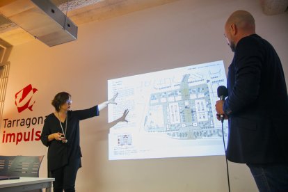 Begoña Floria durante la presentación del proyecto para recuperar la antigua Tabacalera.