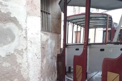 El vehículo ha chocado con una de las fachadas de la plaza de Sant Joan.