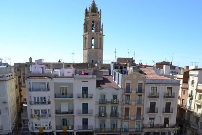 ¡Más de un millar de escolares recrean la Víbria de Reus en el Mercado para decir «Hola Santo Pere!»