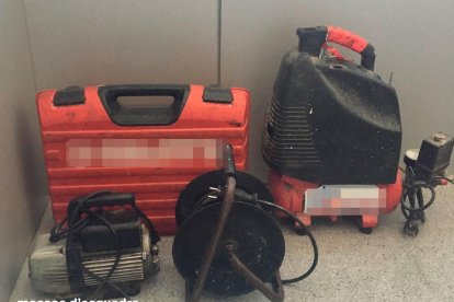 Tres detenidos por robar herramientas y un compresor de aire de un coche en l'Espluga
