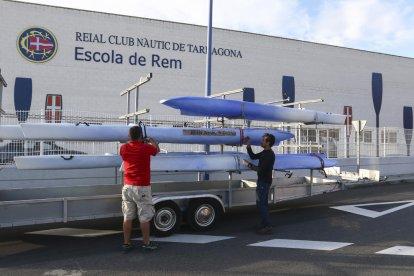 La Escola de Rem del Nàutic recupera seis botes entre cañas delante de la Pineda