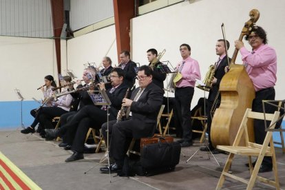 Las coblas Marinada y Ciutat de Cornellà pusieron música a la jornada.