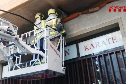 Rescatan un gato que ha caído a una red protectora de un edificio en Tarragona