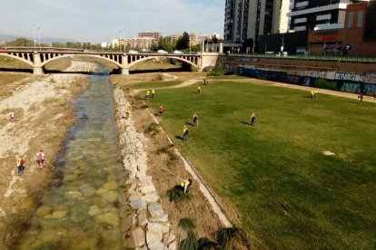 Els equips de rescat reinicien la recerca dels quatre desapareguts en les riuades