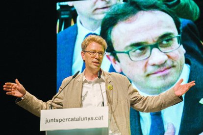 El número 2 de la llista pel Congrés, Ferran Bel, davant de la imatge del cap de llista, Josep Rull, Teatre Metropol, JxCat