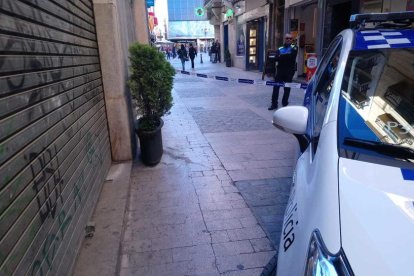 Localitzen un rusc d'abelles en un test situat en un carrer del centre de Reus