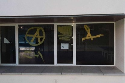 Aparecen pintadas vandálicas a l'IES Torredembarra