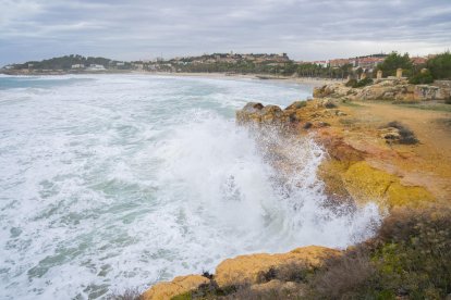 La neu i el vent regnen en l'inici de la borrasca 'Glòria' al Camp de Tarragona