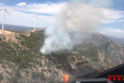 Cuatro medios aéreos y 13 dotaciones de Bombers trabajan en un incendio en Móra d'Ebre