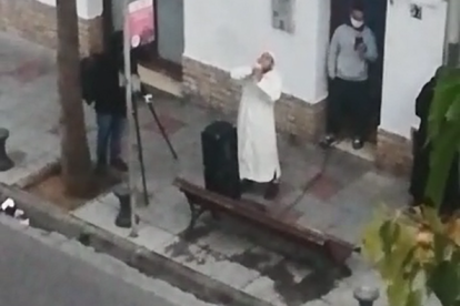 Una plegària islàmica al Vendrell congrega a desenes de fidels al carrer el ple confinament