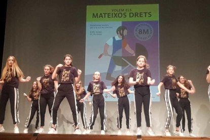 L'alumnat del Baix Ebre elimina els estereotips sexistes dels contes clàssics