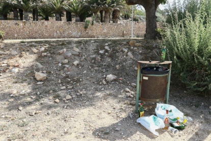 Tarragona es desperta amb algunes restes de la celebració de Sant Joan