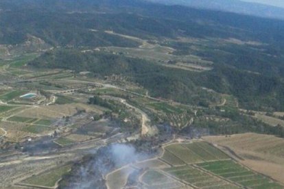 17 dotacions terrestres i 7avions de Bombers treballen en un incendi a Batea