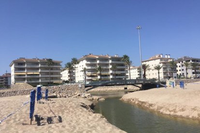 La playa está cerrada 500 metros a ambos lados del Estany.