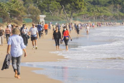 El confinament municipal omple la platja Llarga de pícnics i grups