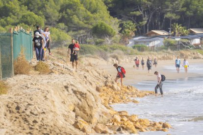 El confinament municipal omple la platja Llarga de pícnics i grups