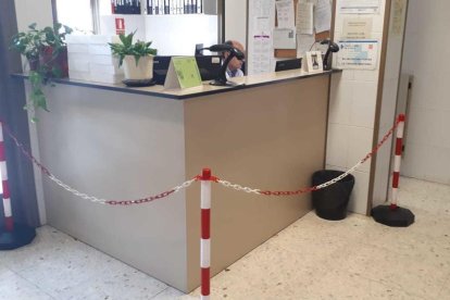 Trabajadores de atención primaria reclaman mamparas para separarse de los usuarios y les ponen cadenas
