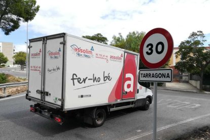 Señales con el nuevo límite de velocidad llegan a barrios como Sant Salvador