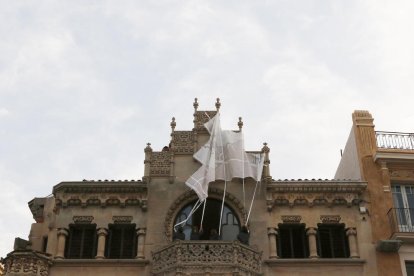 El moment de la retirada de la lona que cobria la reconstrucció des del final de les obres.