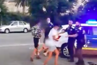 Tensión entre un grupo de jóvenes y la Policía de Torredembarra durante una detención