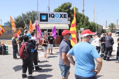 Plano general de los manifestantes que han participado en la protesta delante de la planta de IQOXE.