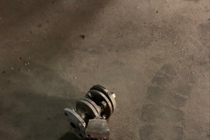 Imagen de una pieza metálica que impactó en Torreforta.