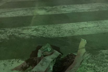 Imagen de una pieza metálica que impactó en Torreforta.