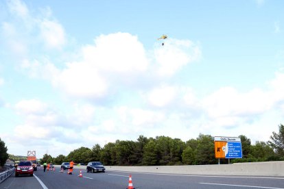 Estabilizado el incendio al AP-7 en Roda de Berà que corta ahora un carril en el Vendrell