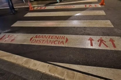 Reus señaliza las calles para recordar la obligatoriedad de guardar la distancia mínima