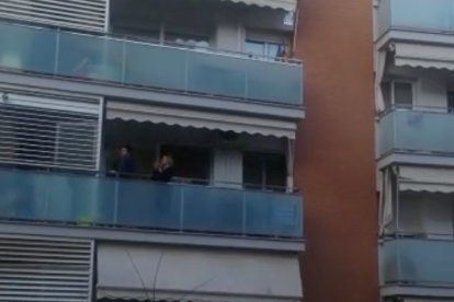 Los vecinos de la Vall de l'Arrabassada amenizan la cuarentena con música desde los balcones