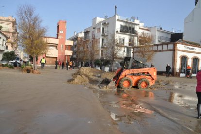 El temporal posa a prova el barri marítim de Torredembarra
