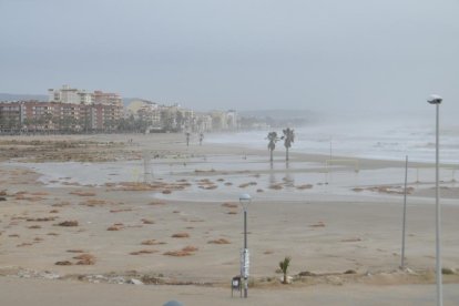 El temporal posa a prova el barri marítim de Torredembarra