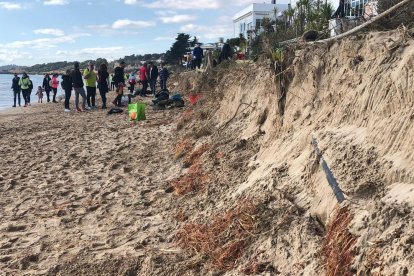 Voluntaris continuen la neteja de la Platja Llarga