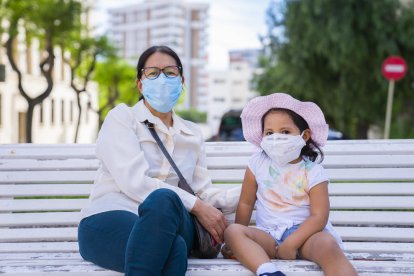 El compliment de l'ús de mascaretes és més respectat al carrer que al bar