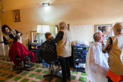 Perruquers solidaris tallen el cabell a gent sense sostre a Sant Joan